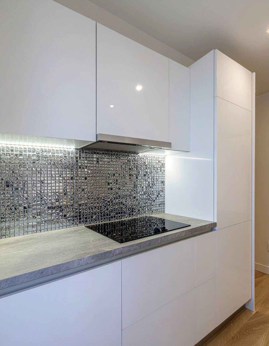 Chrome backsplash tile - 30 chrome accent kitchen ideas