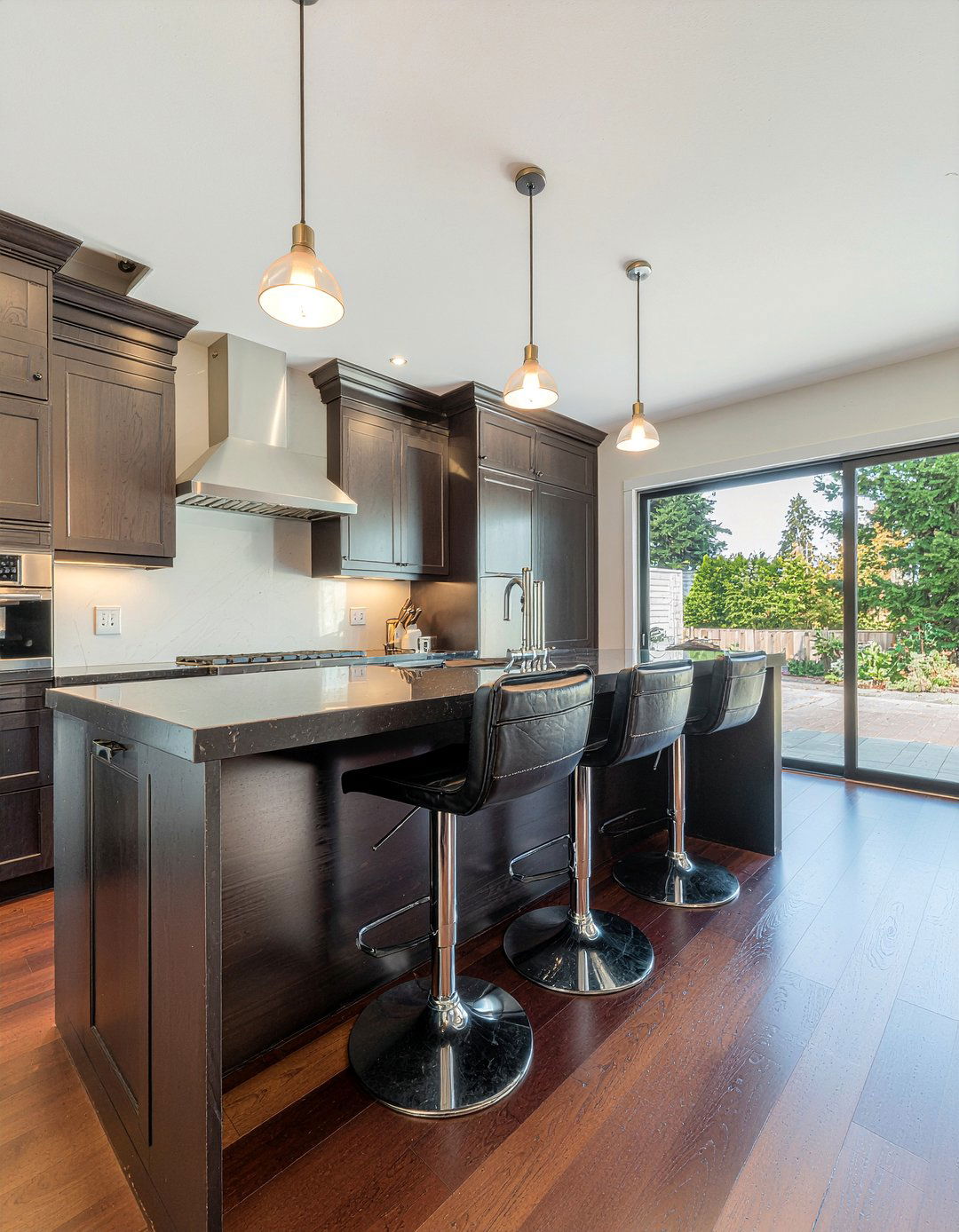 Chrome bar stools - 30 chrome accent kitchen ideas