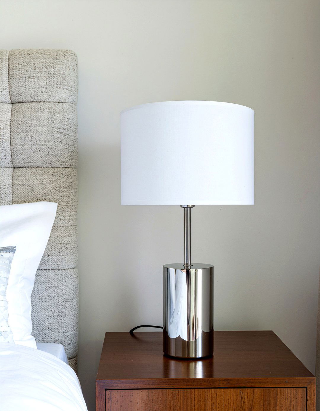 Chrome bedside lamp - 30 silver accent bedroom ideas