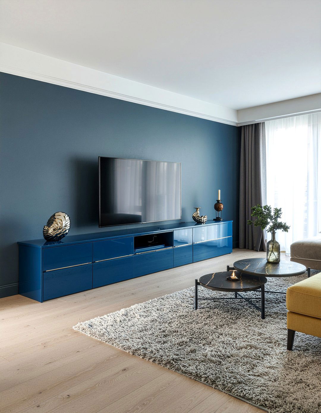 Chrome cabinet hardware - 30 chrome accent living room ideas