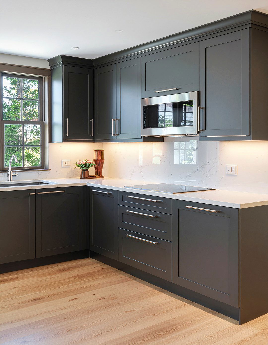 Chrome cabinet trim - 30 chrome accent kitchen ideas