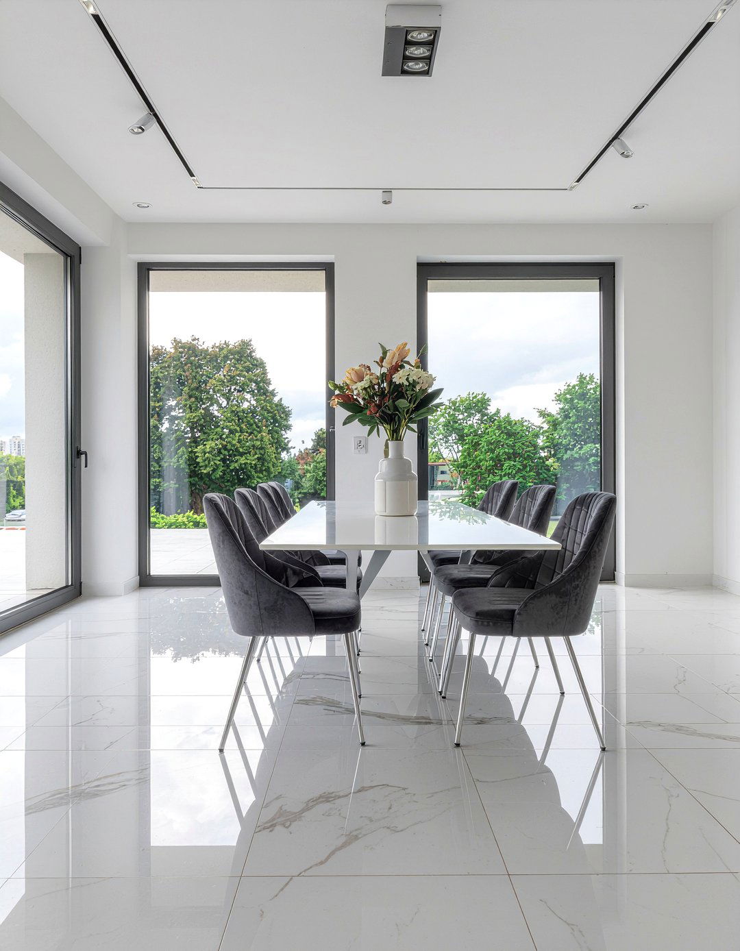 Chrome chair legs - 30 chrome accent living room ideas