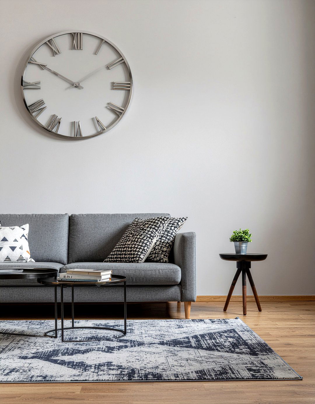 Chrome clock - 30 chrome accent living room ideas