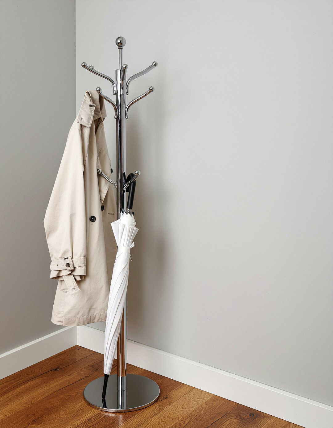 Chrome coat rack - 30 living room chrome furniture ideas