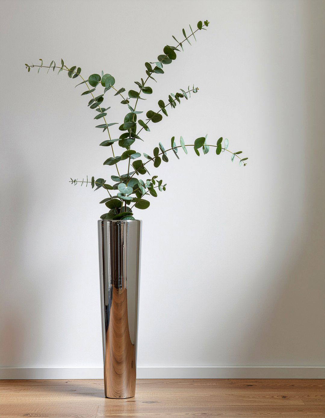 Chrome floor vase - 30 living room chrome furniture ideas