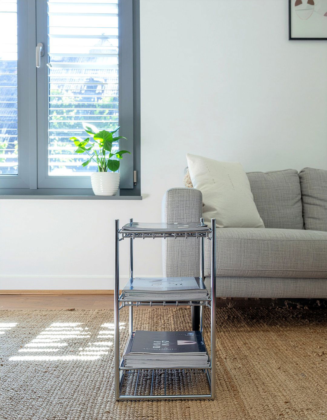 Chrome magazine rack - 30 chrome accent living room ideas