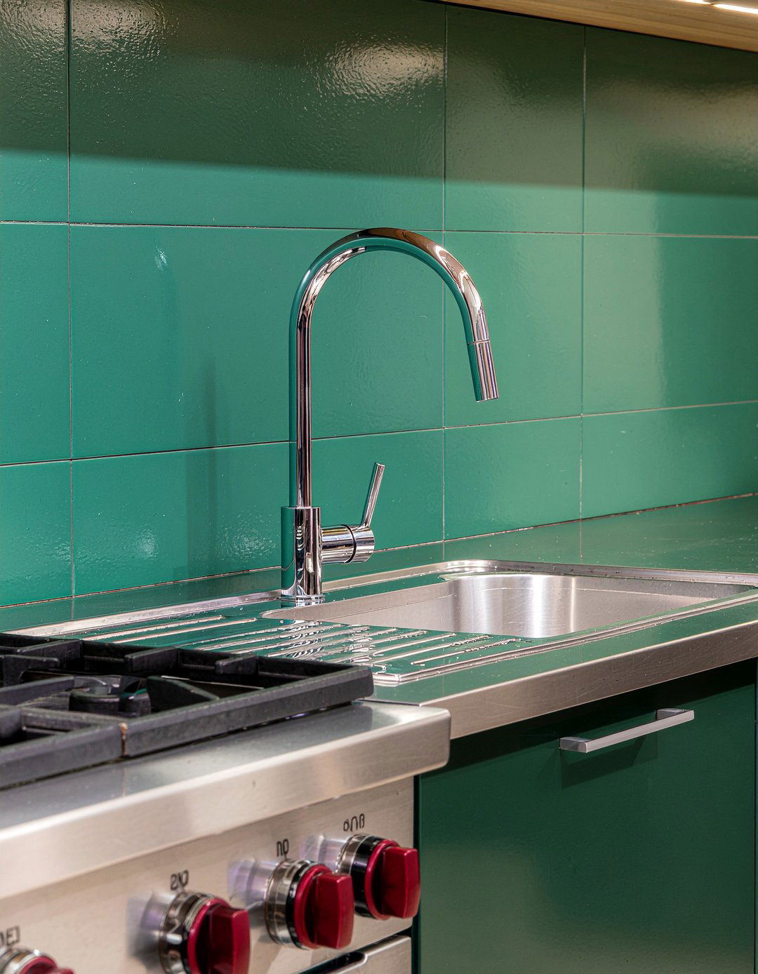 Chrome pot filler - 30 chrome accent kitchen ideas