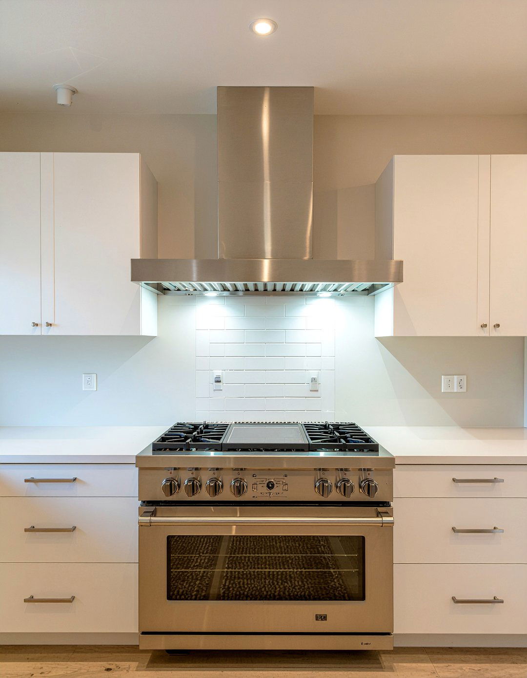 Chrome range hood - 30 chrome accent kitchen ideas