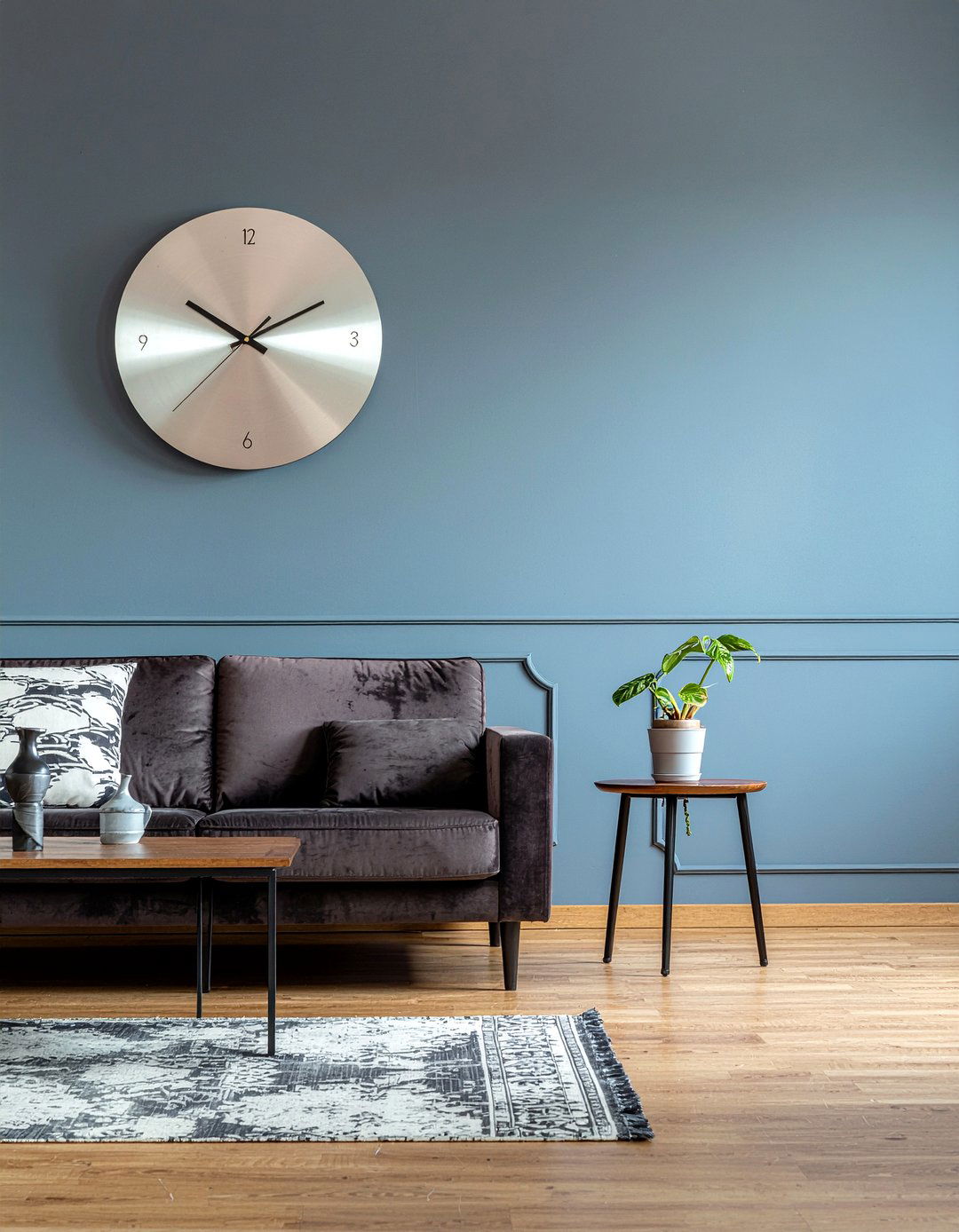 Chrome wall clock - 30 living room chrome furniture ideas