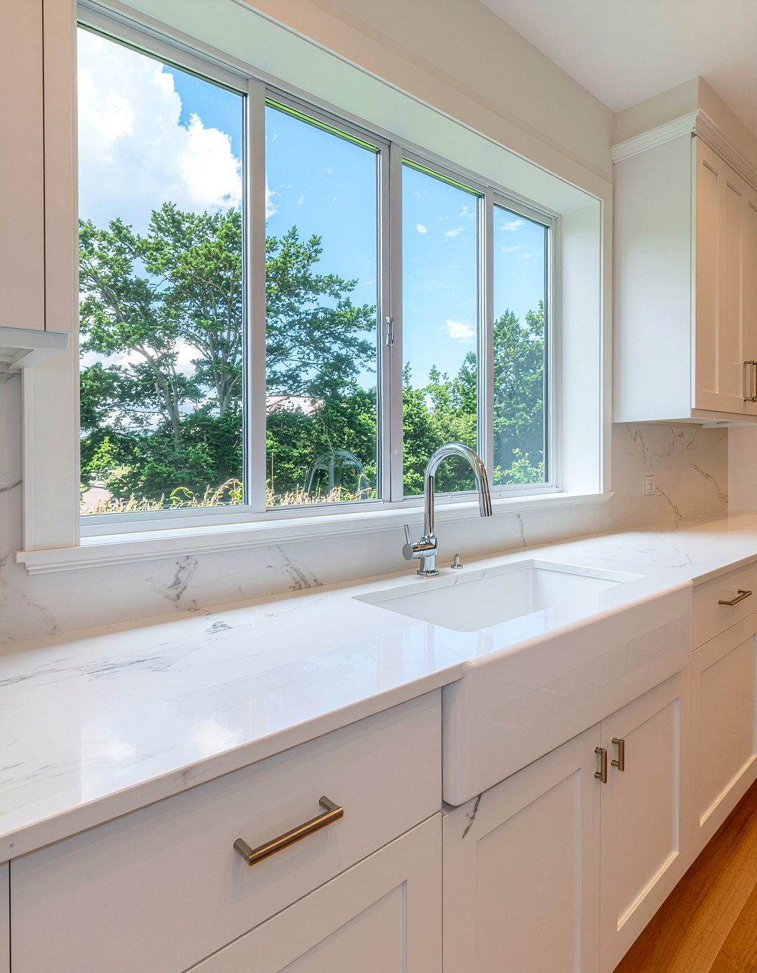 Chrome window trim - 30 chrome accent kitchen ideas