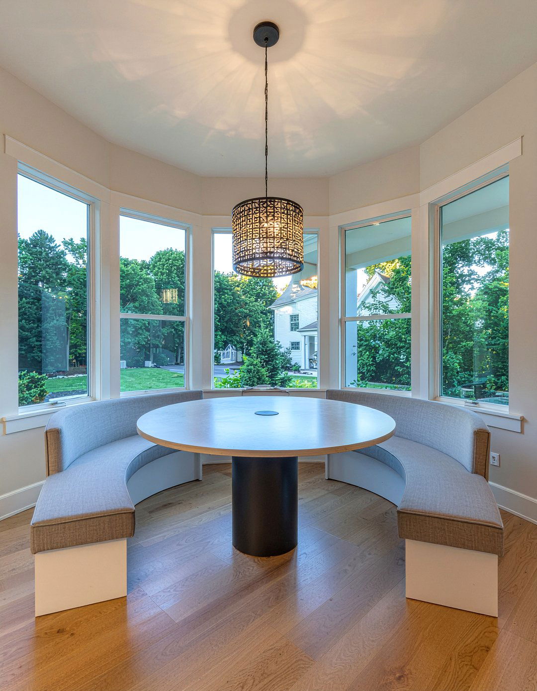 Circular Dining Room Seating - 30 curved dining bench ideas