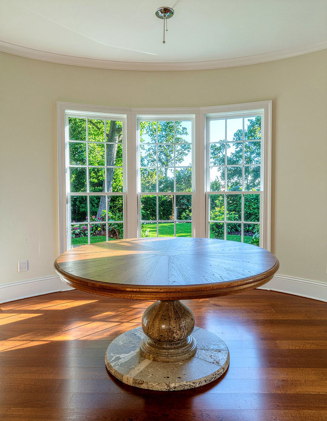 Circular dining table layout - 30 luxury dining room ideas