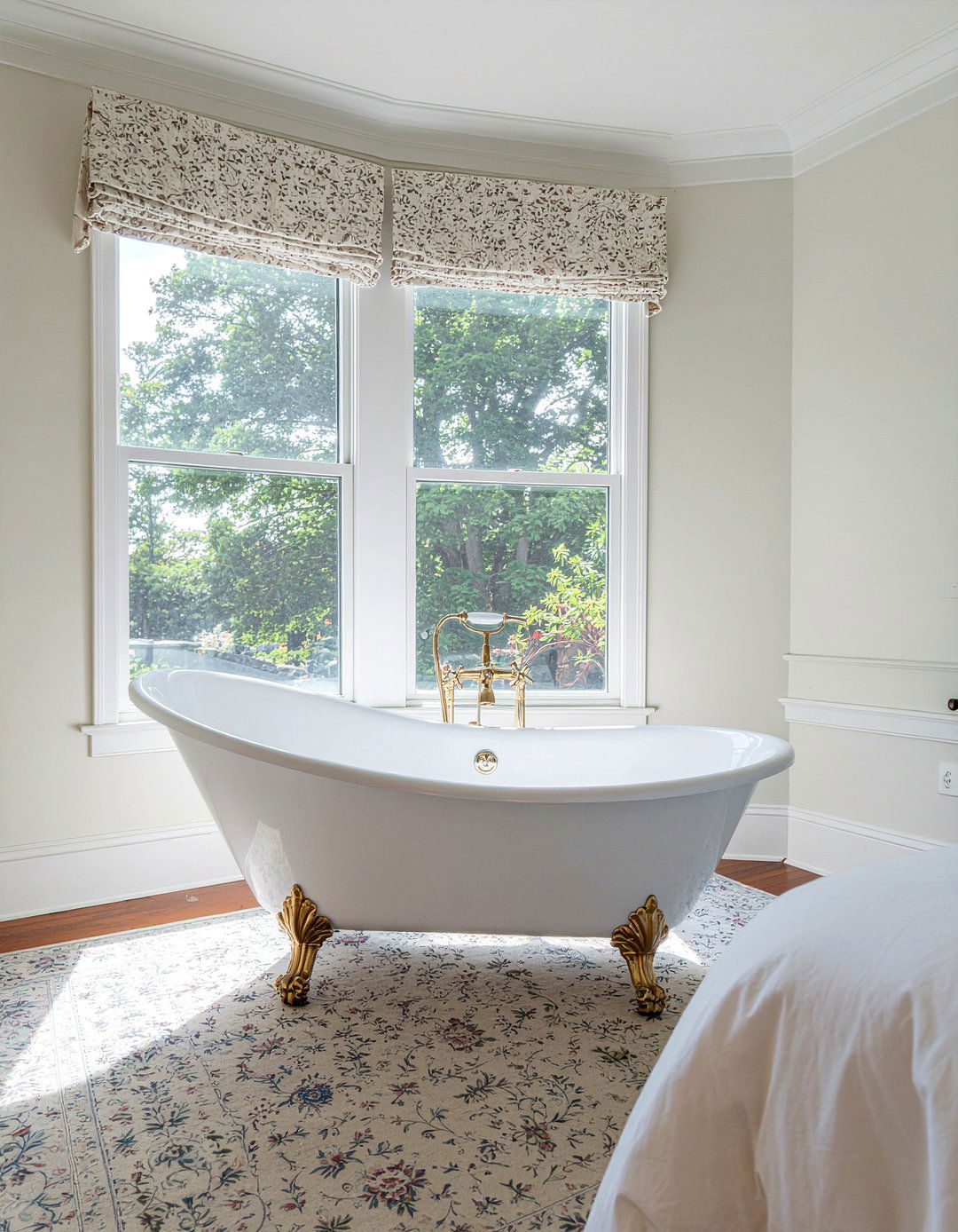 Clawfoot Bathtub Nook - 30 Victorian bedroom ideas