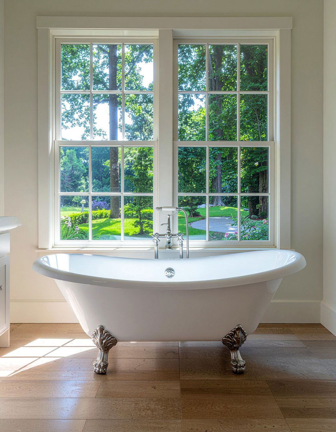 Clawfoot Bathtub - 30 bathroom dramatic change ideas