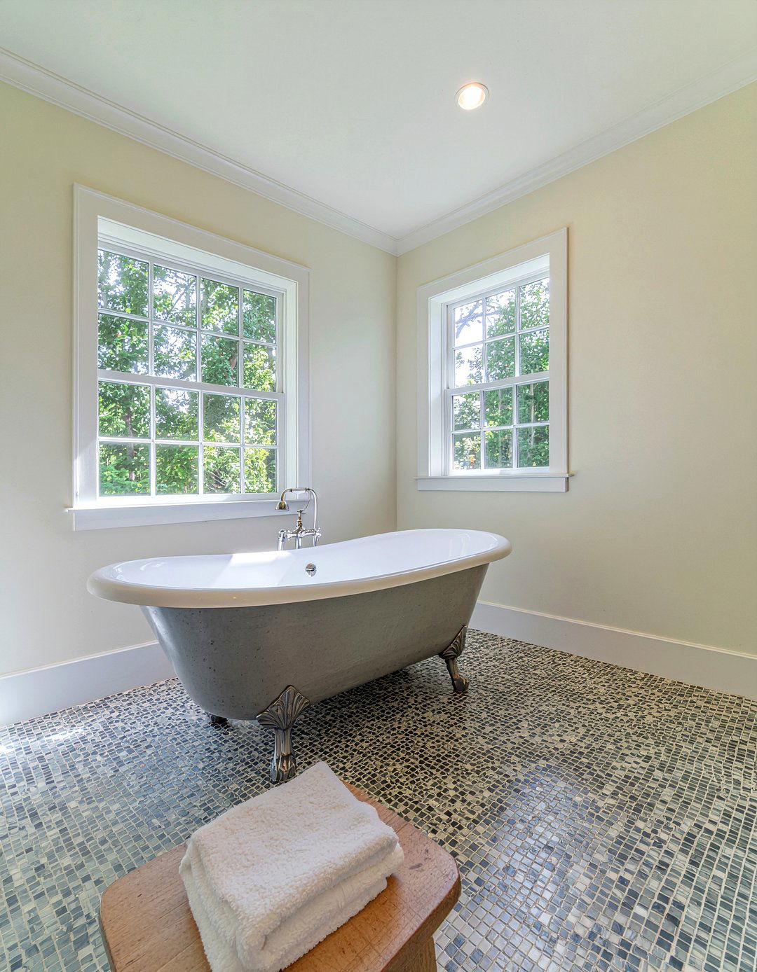 Clawfoot tub - 30 bathroom classic element ideas