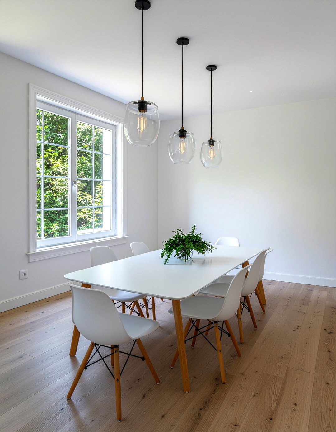 Clear Glass Cylinder - 30 dining room pendant ideas