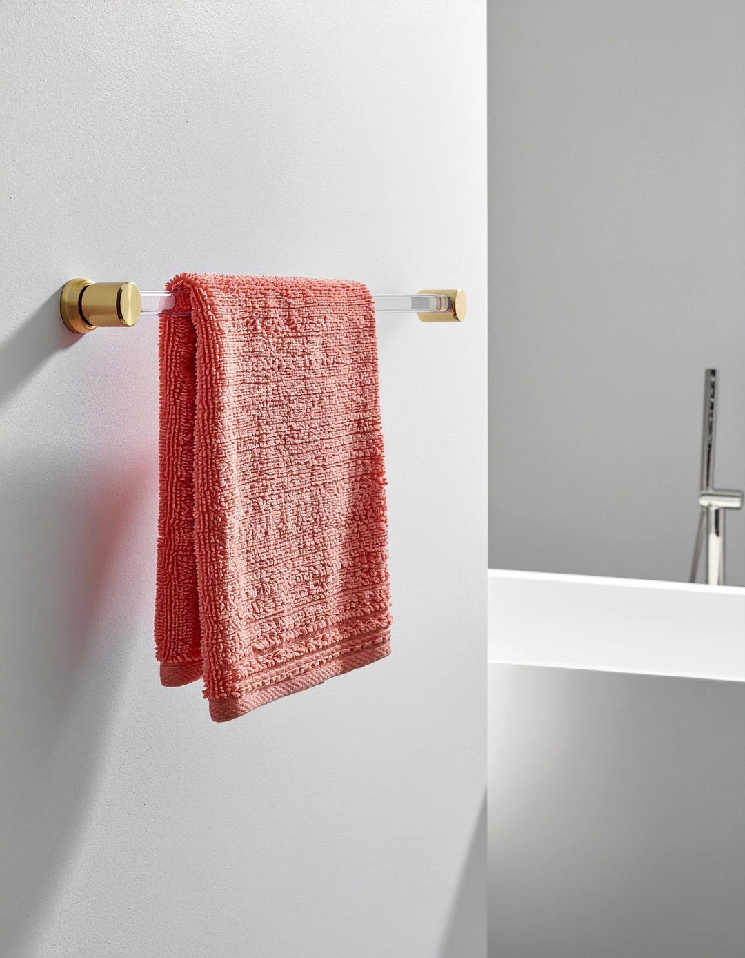 Clear acrylic bar - 30 bathroom towel ideas