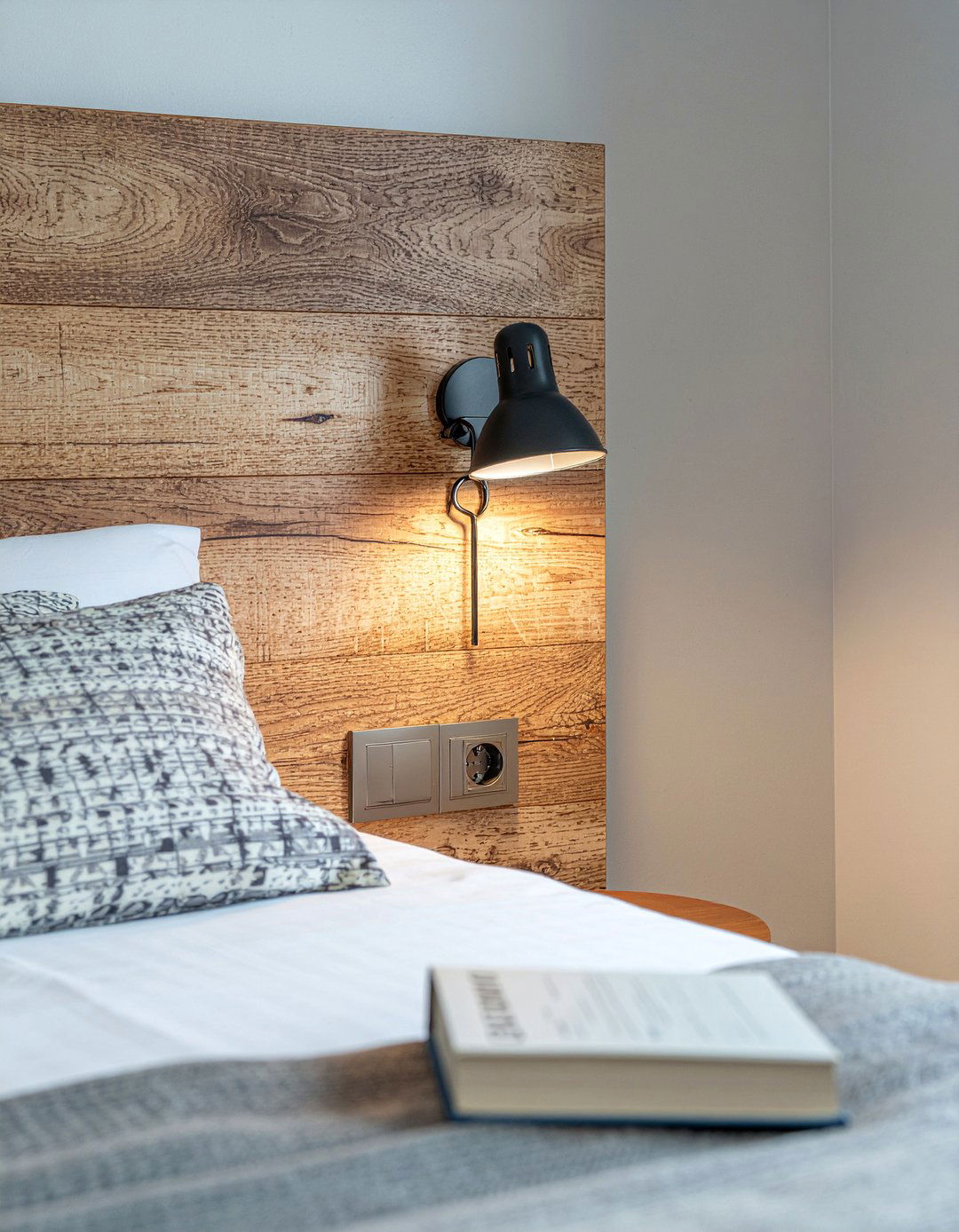 Clip on bedside lamp - 30 temporary bedroom ideas