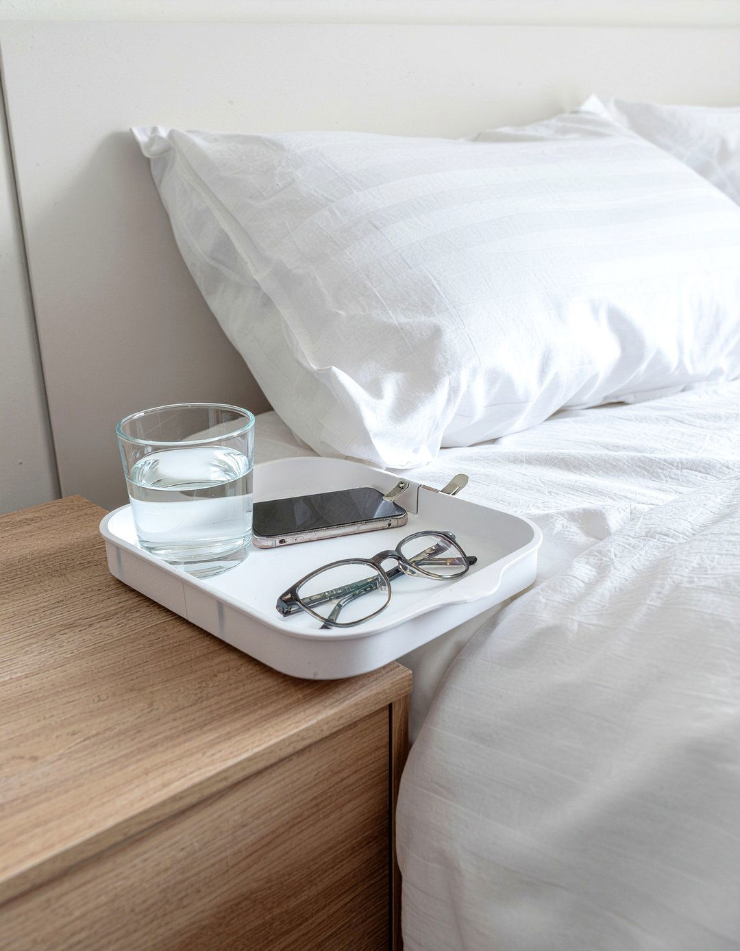 Clip on bedside tray - 30 bedroom adjustable furniture ideas