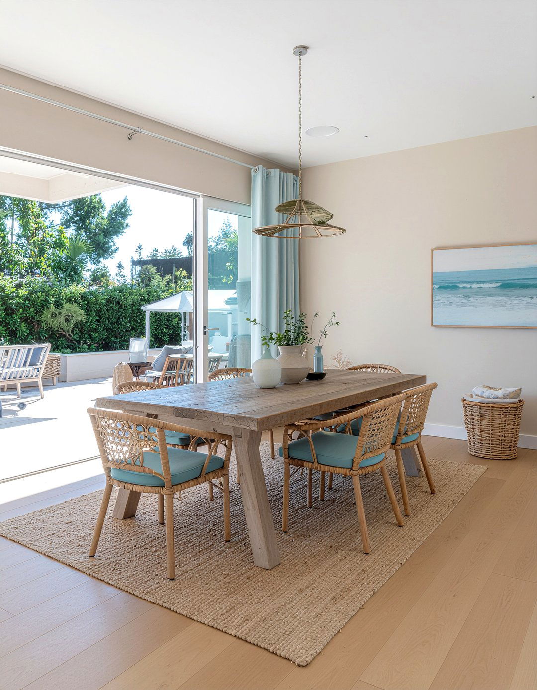 Coastal Dining Room - 30 light dining room ideas