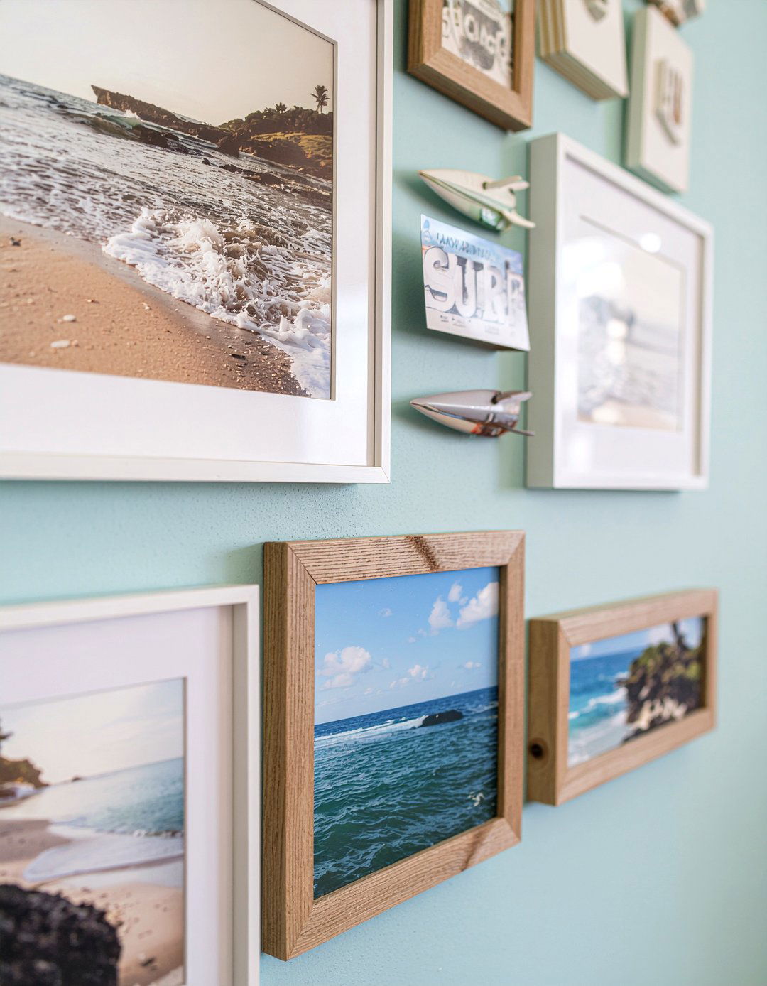Coastal Gallery Wall - 30 surfing bedroom ideas