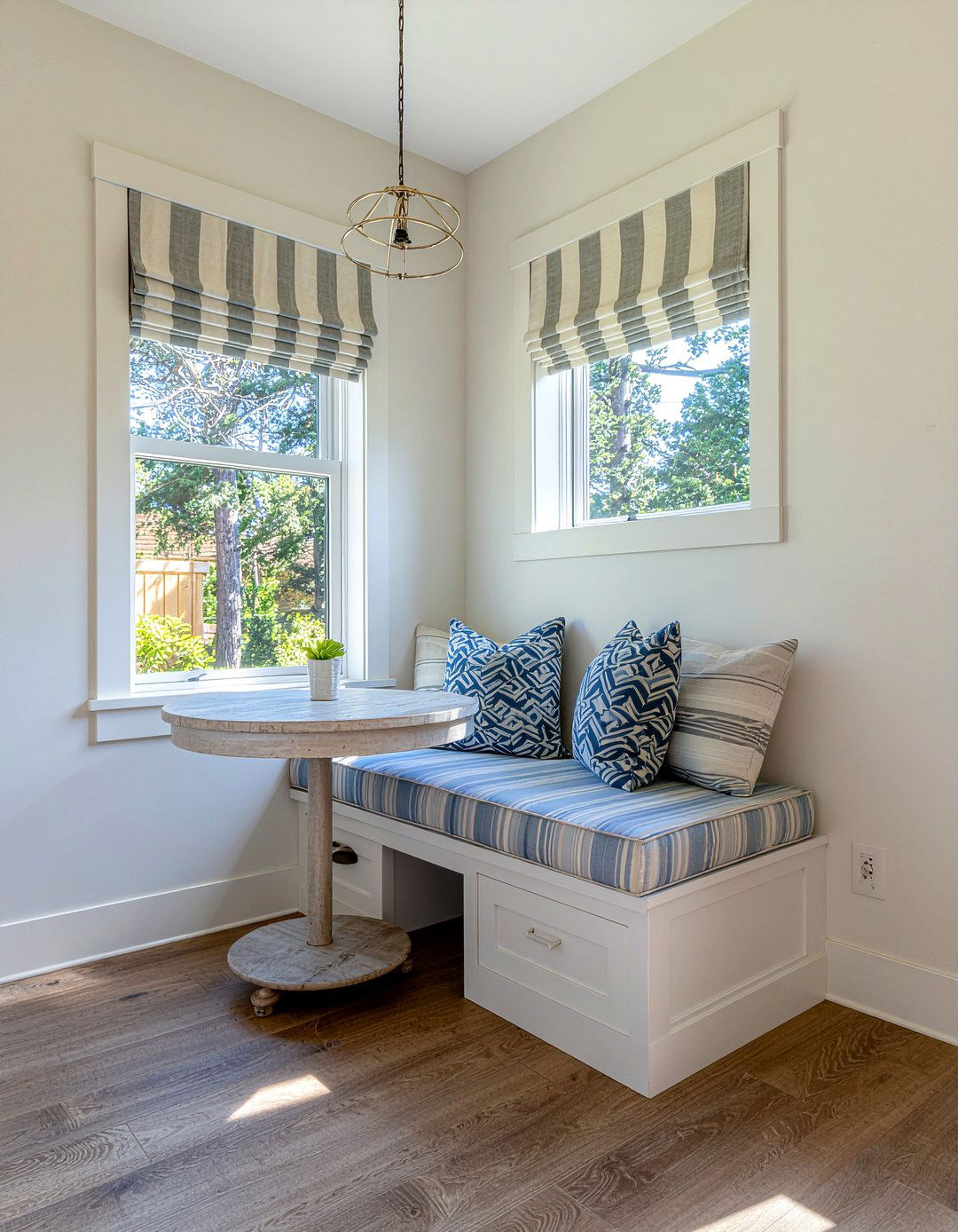 Coastal breakfast nook - 30 beach kitchen ideas