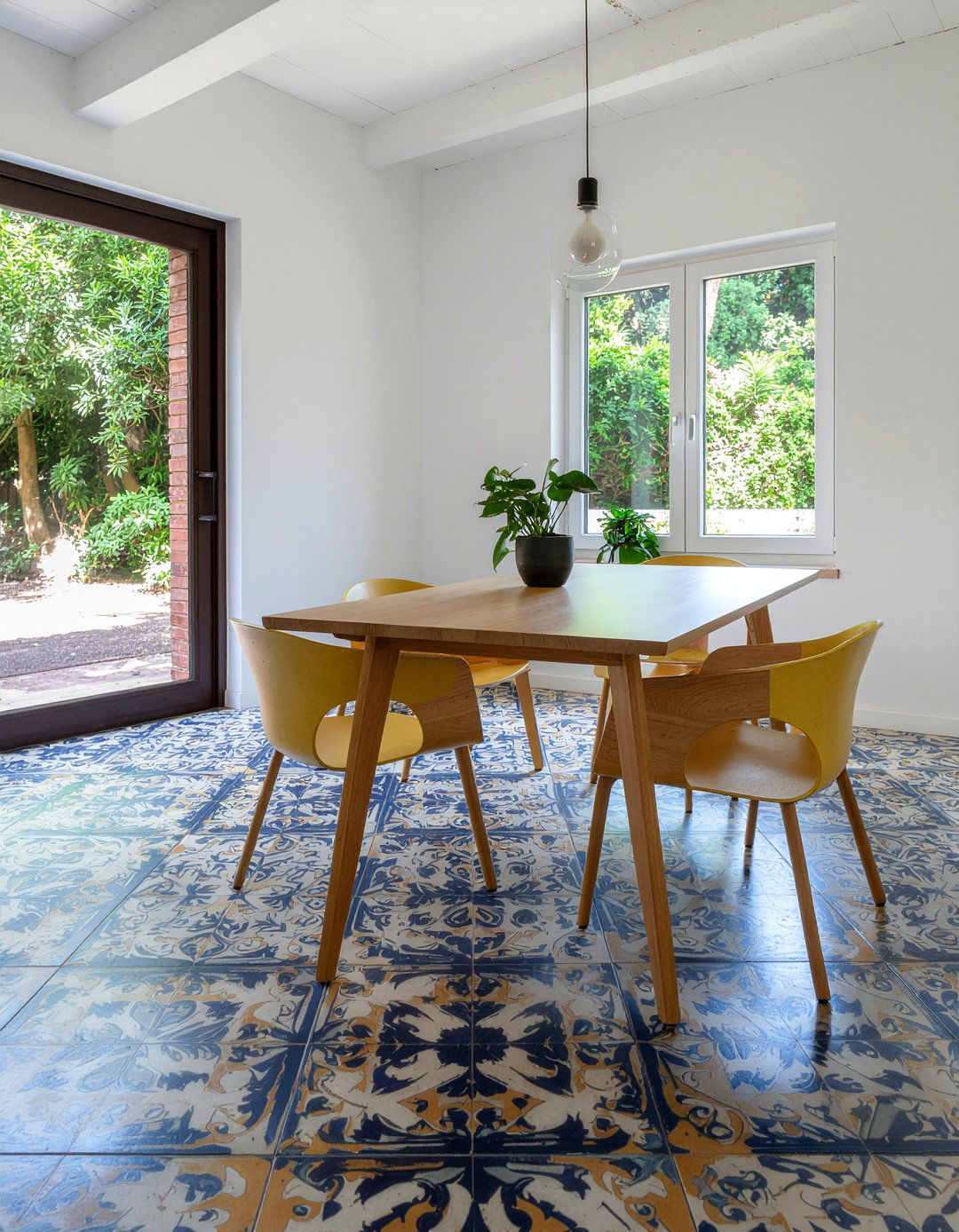 Colorful floor tile dining - 30 Argentine dining room ideas