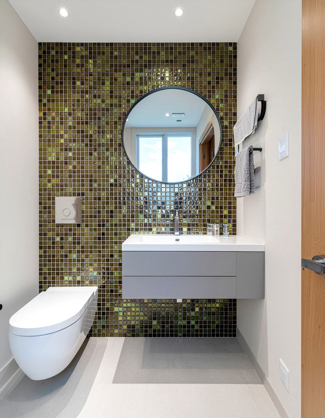 Colorful glass mosaic - 30 mosaic bathroom ideas