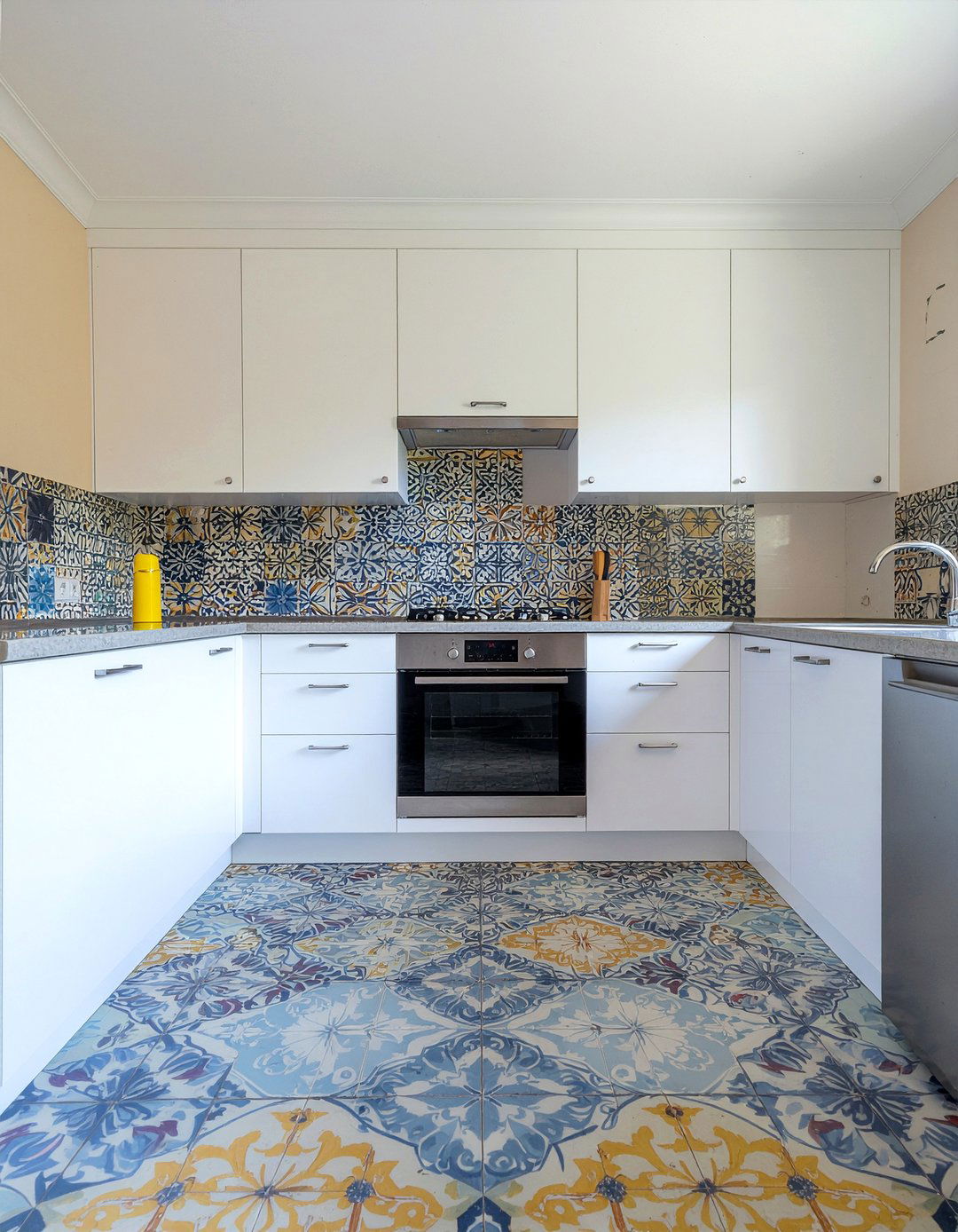 Colorful mediterranean mosaic - 30 mosaic tile kitchen backsplash ideas