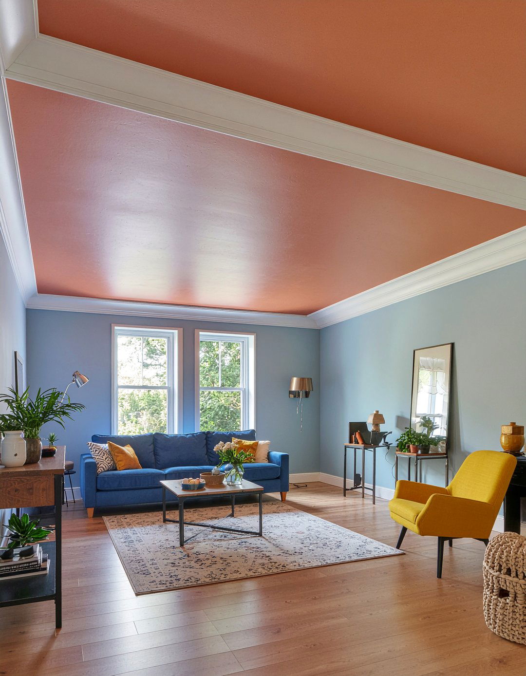 Colorful painted ceiling - 30 maximalist living room ideas