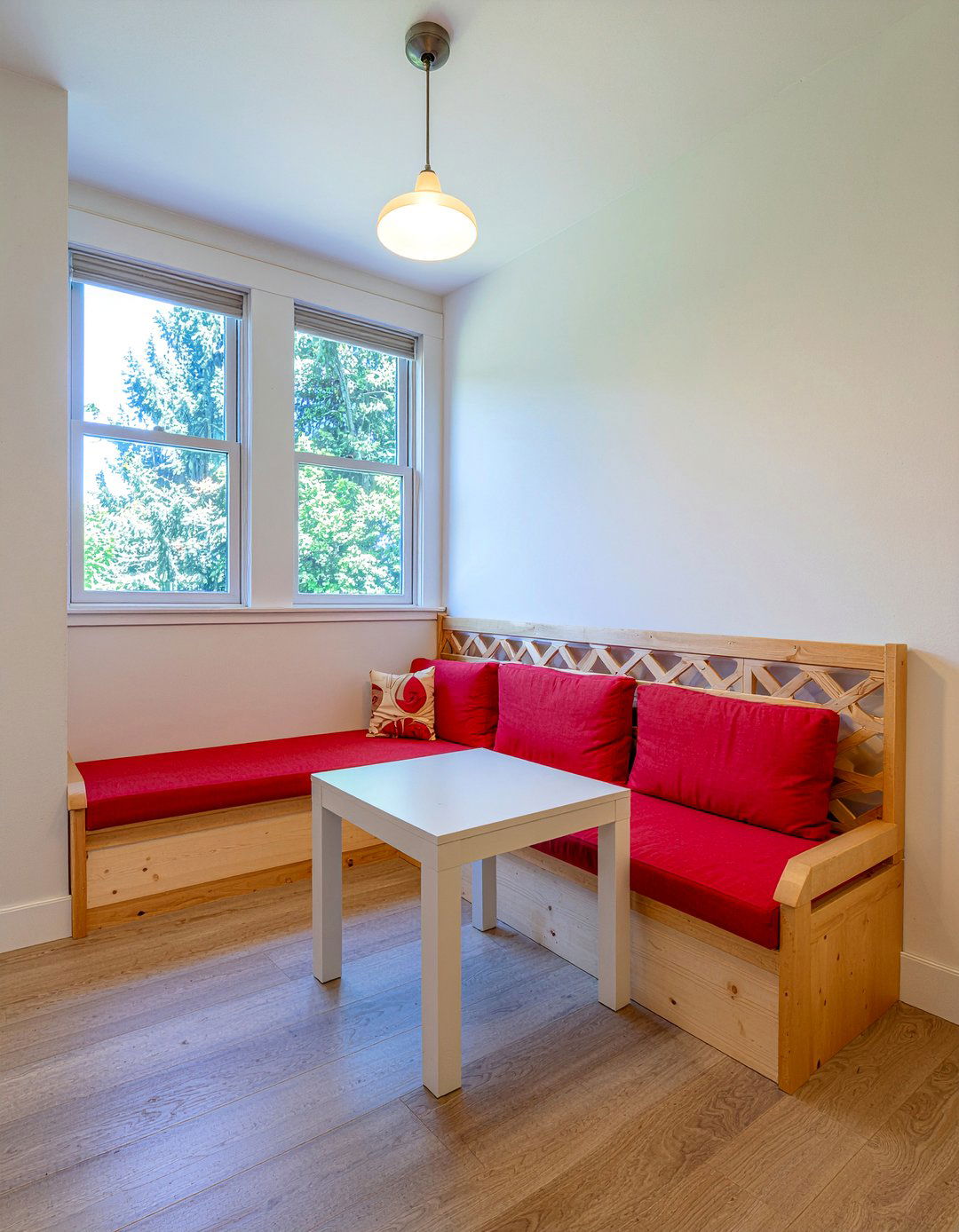 Compact Corner Seating - 30 bay window dining ideas