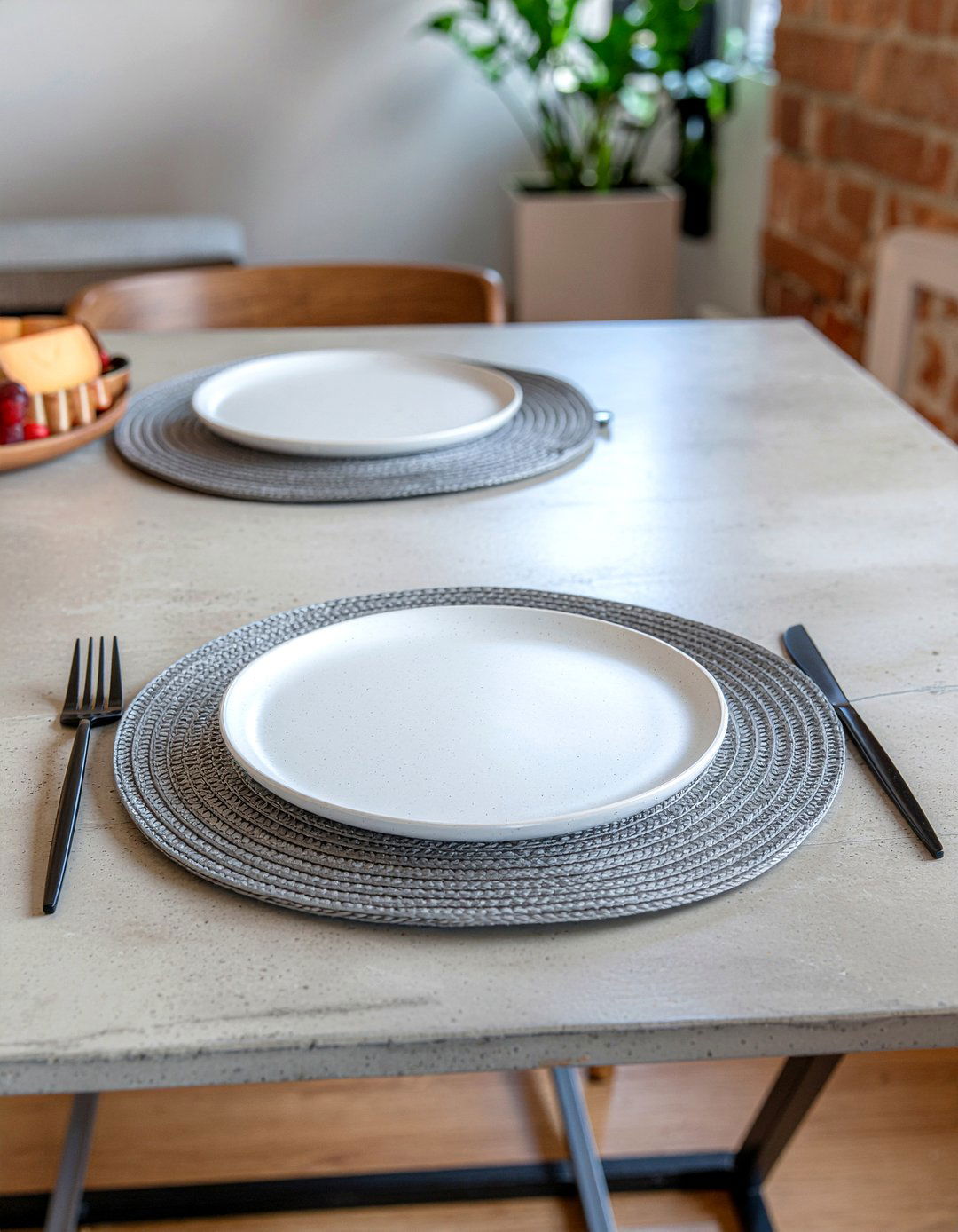 Concrete charger plates - 30 charger plate dining ideas