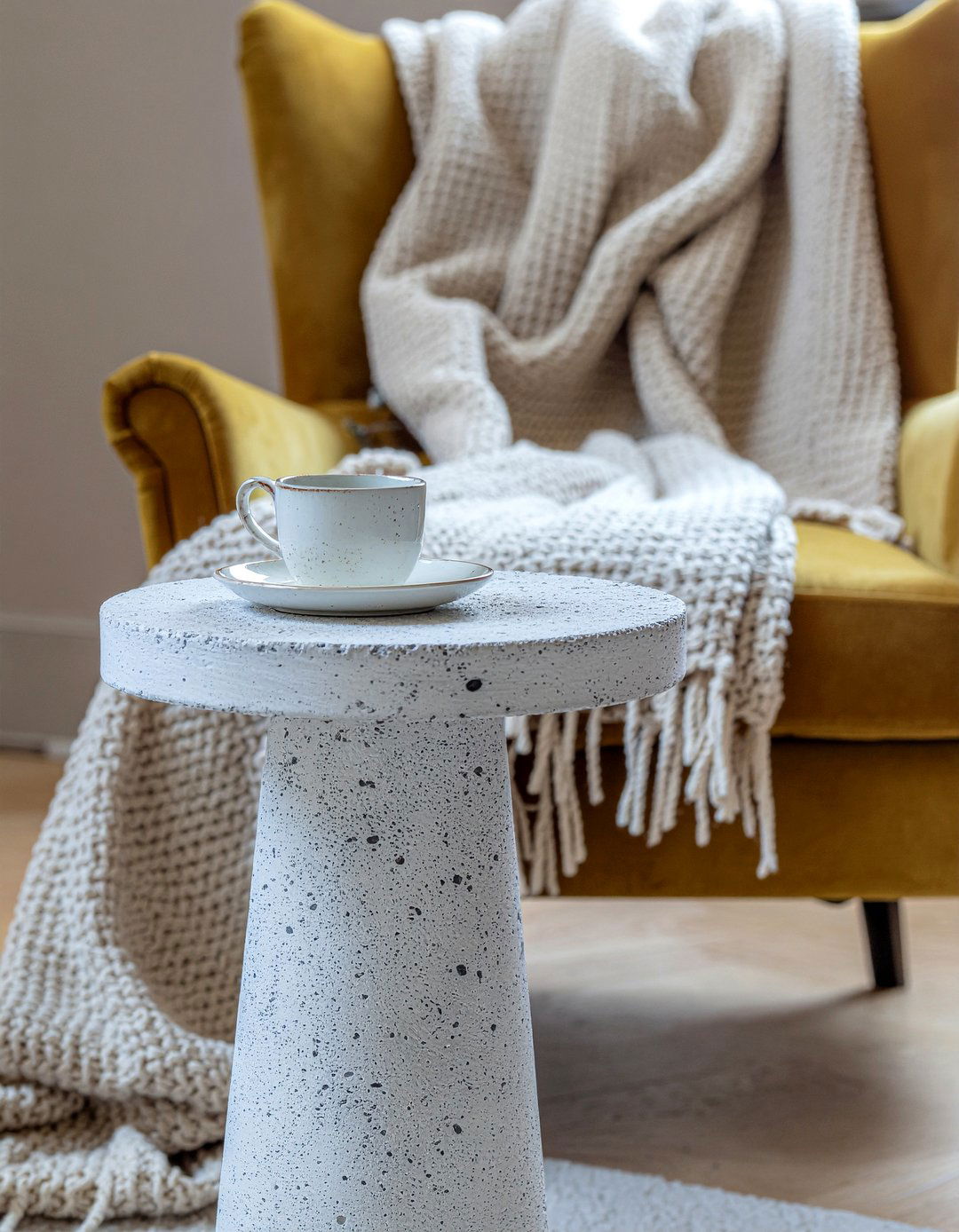 Concrete side table - 30 concrete living room ideas