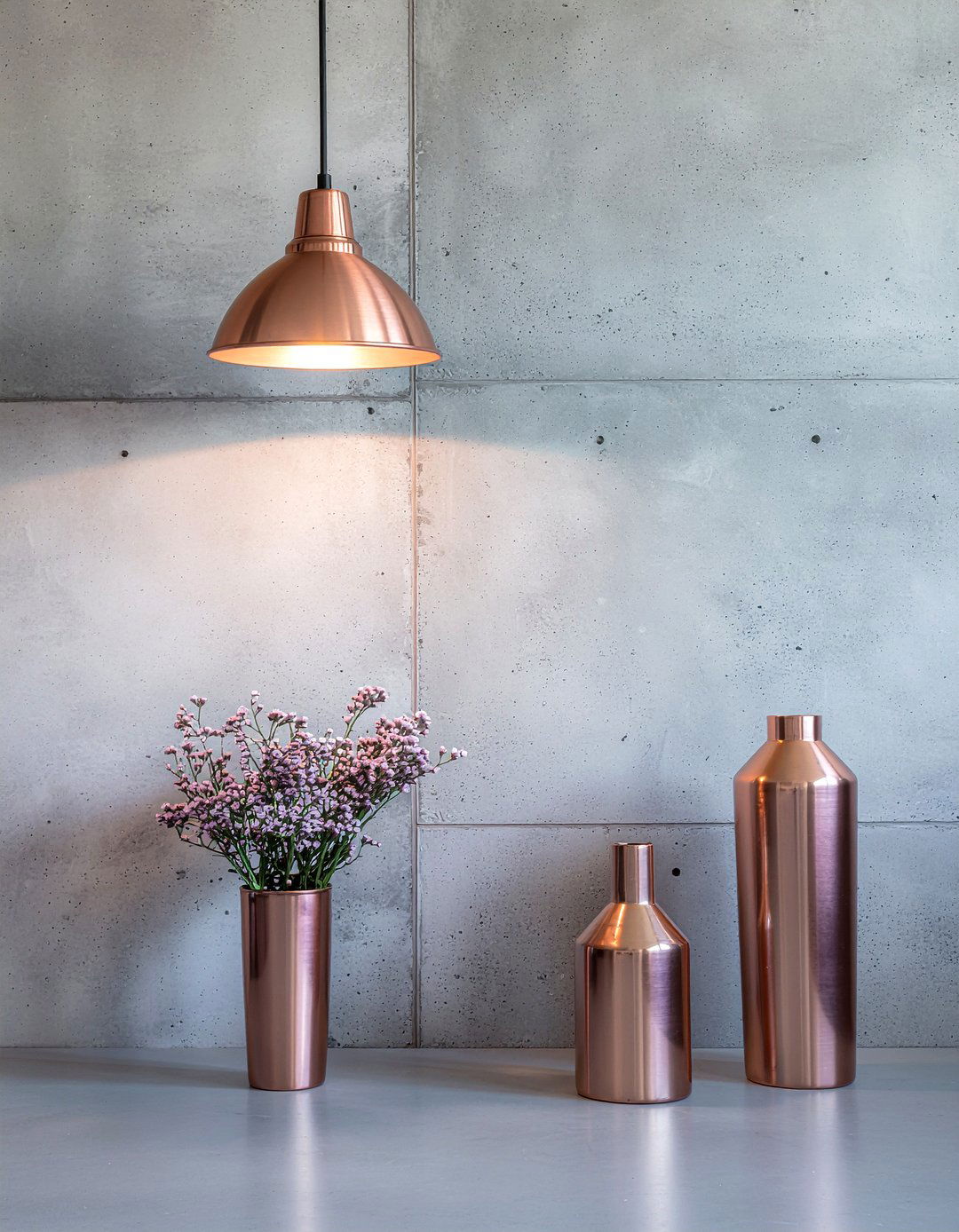 Concrete wall copper accents - 30 concrete wall living room ideas