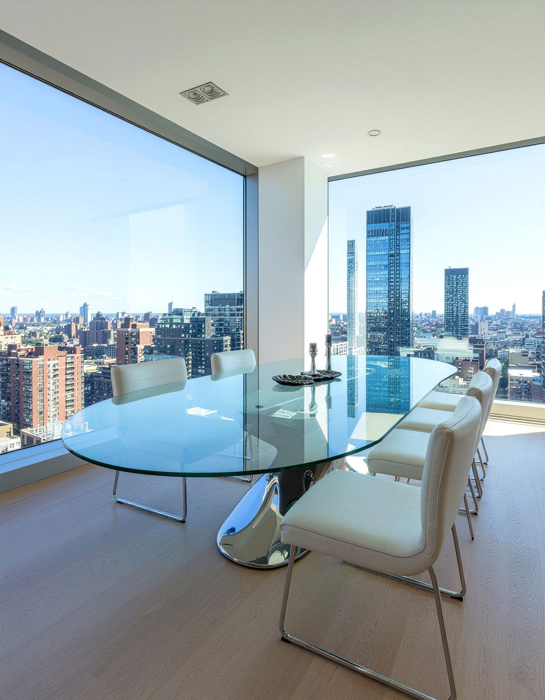 Contemporary Glass Dining Table - 30 New York dining room ideas