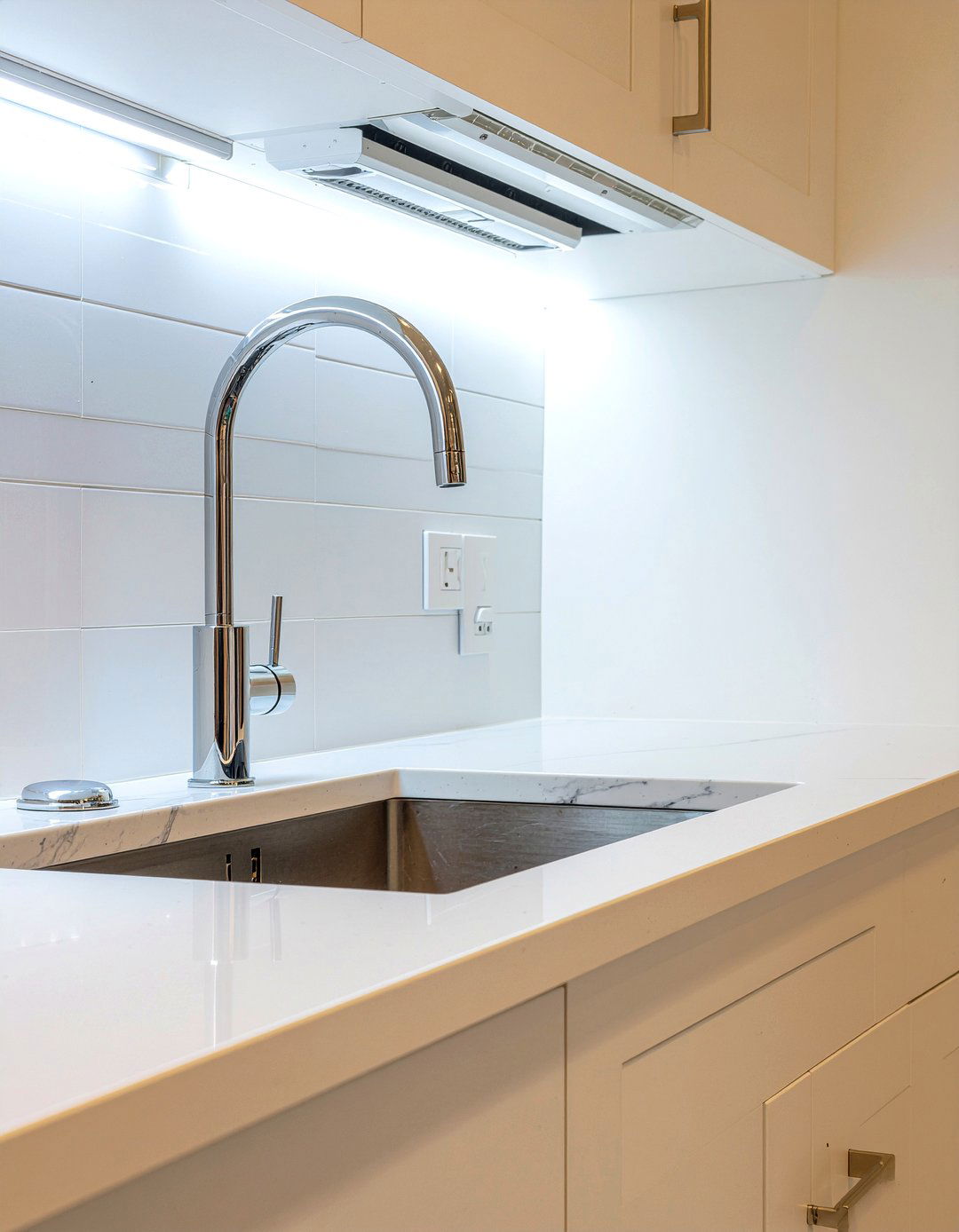 Contemporary chrome faucet - 30 chrome kitchen faucet ideas