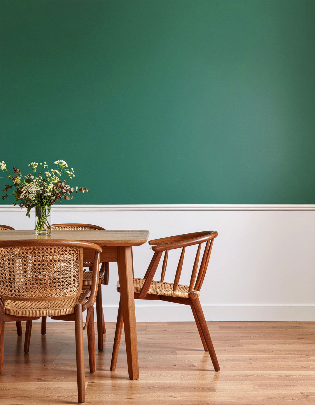 Contrast color chair rail - 30 dining room chair rail ideas