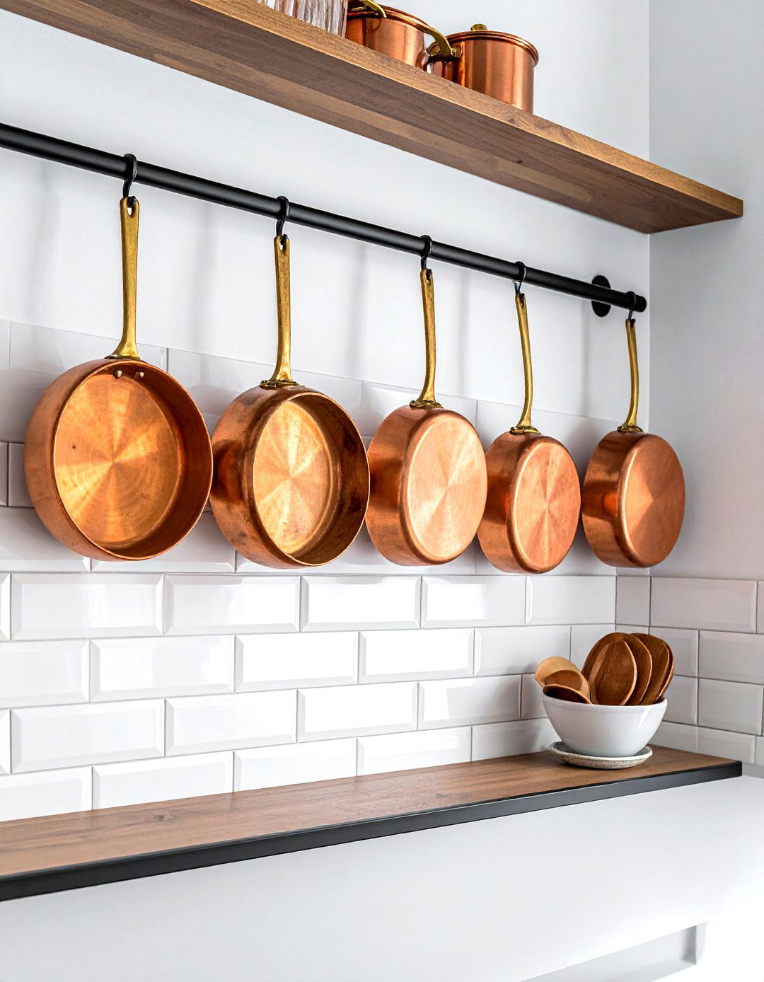 Copper cookware display - 30 cottage home decor ideas
