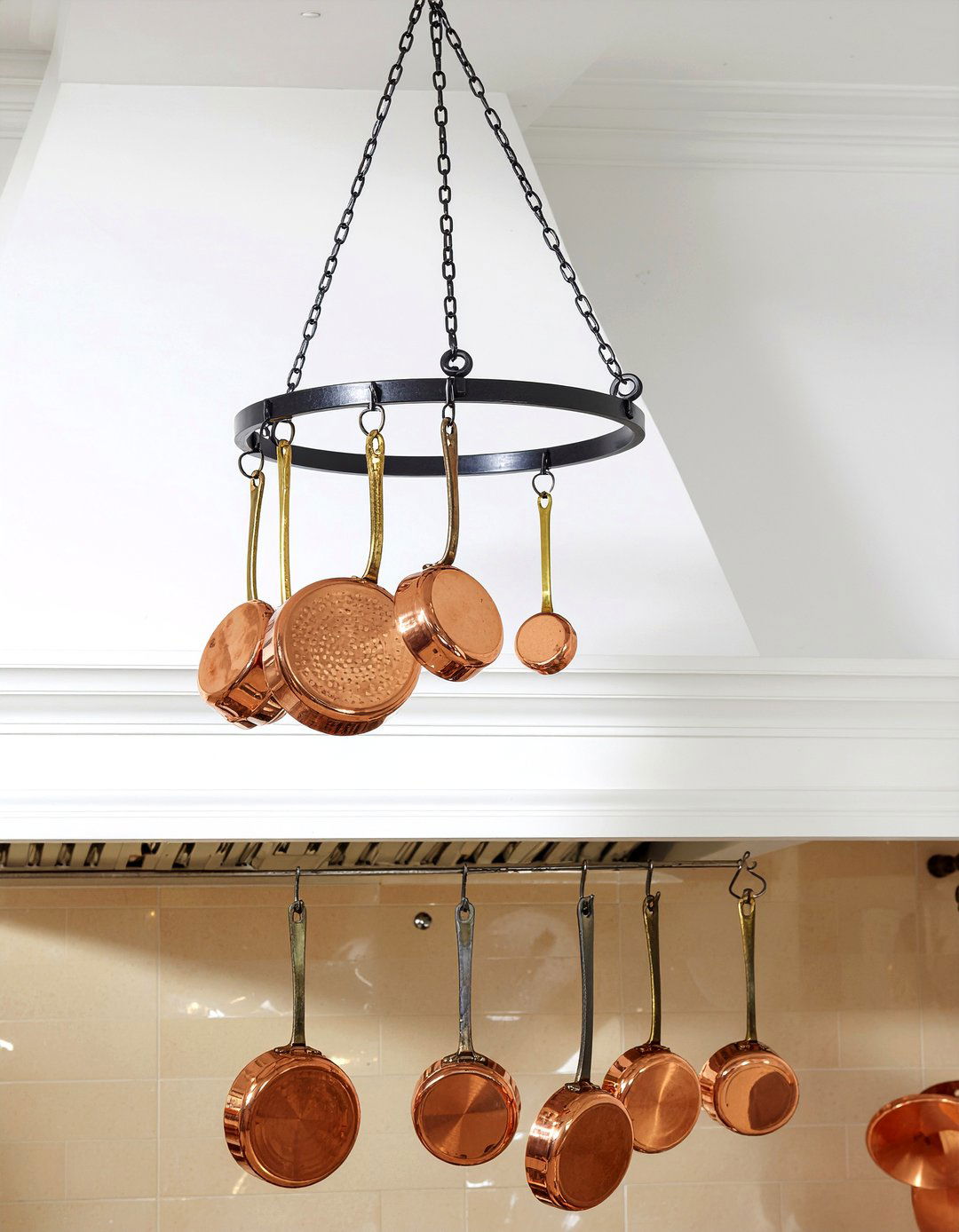 Copper cookware display - 30 retro kitchen ideas