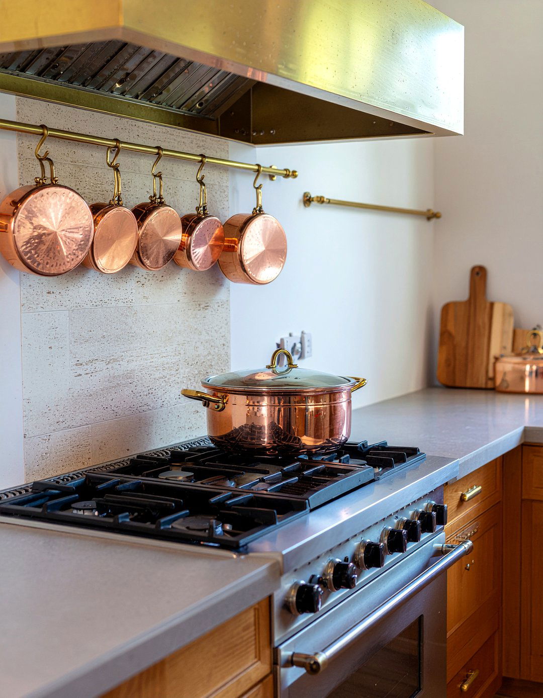 Copper kitchen pots - 30 Parisian kitchen ideas