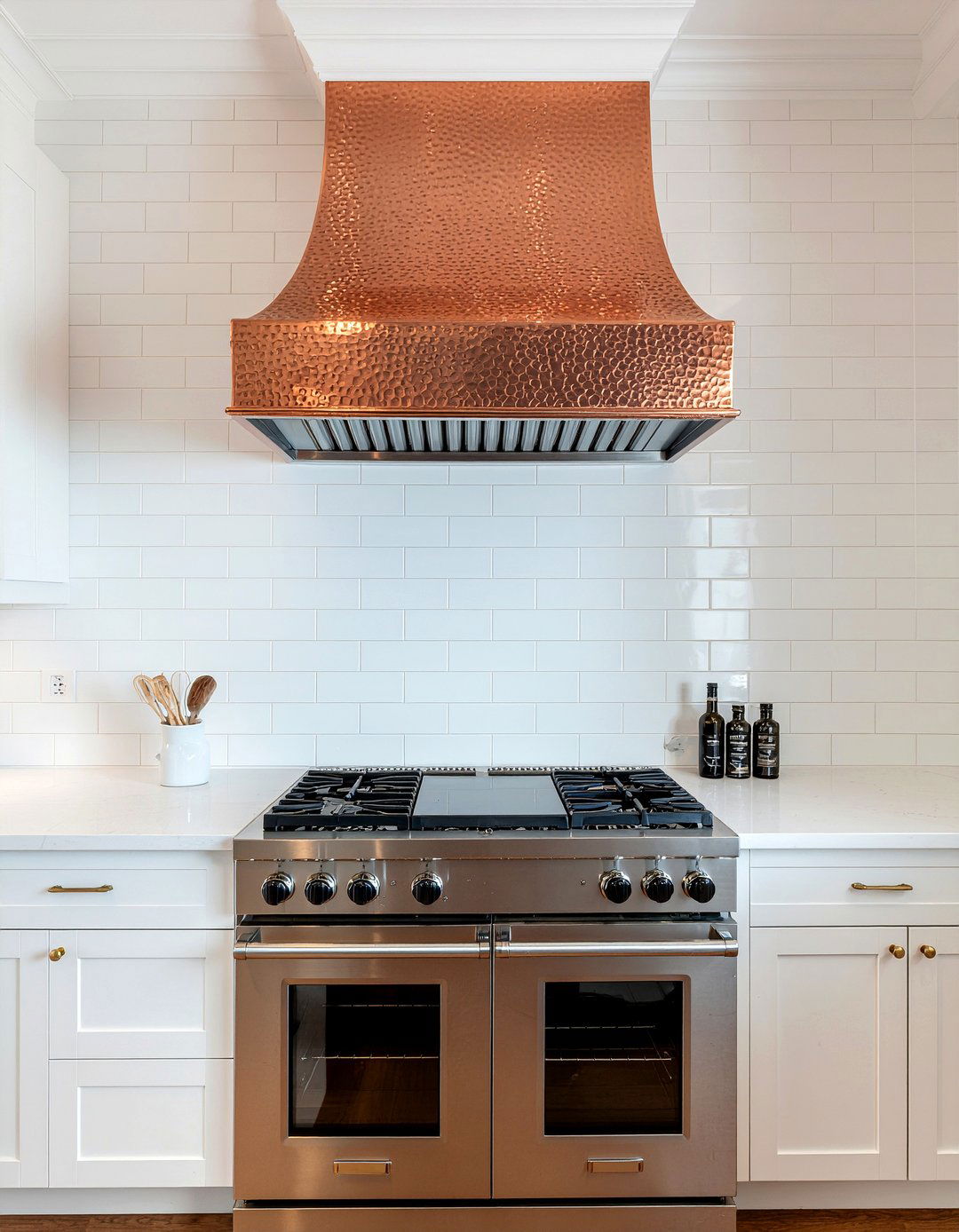 Copper range hood in kitchen - 30 showstopper kitchen ideas