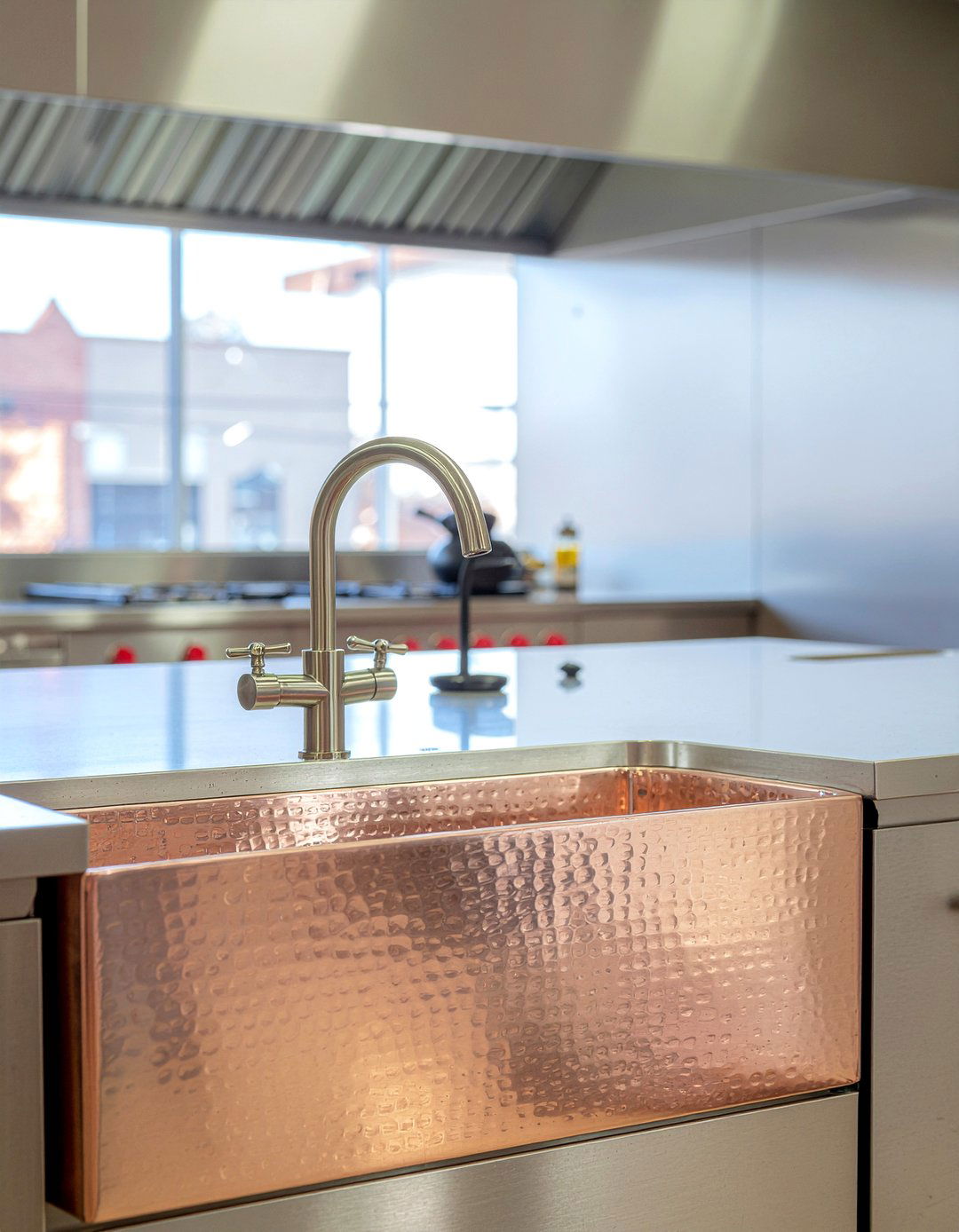 Copper sink with stainless steel counters - 30 mixed metal kitchen ideas