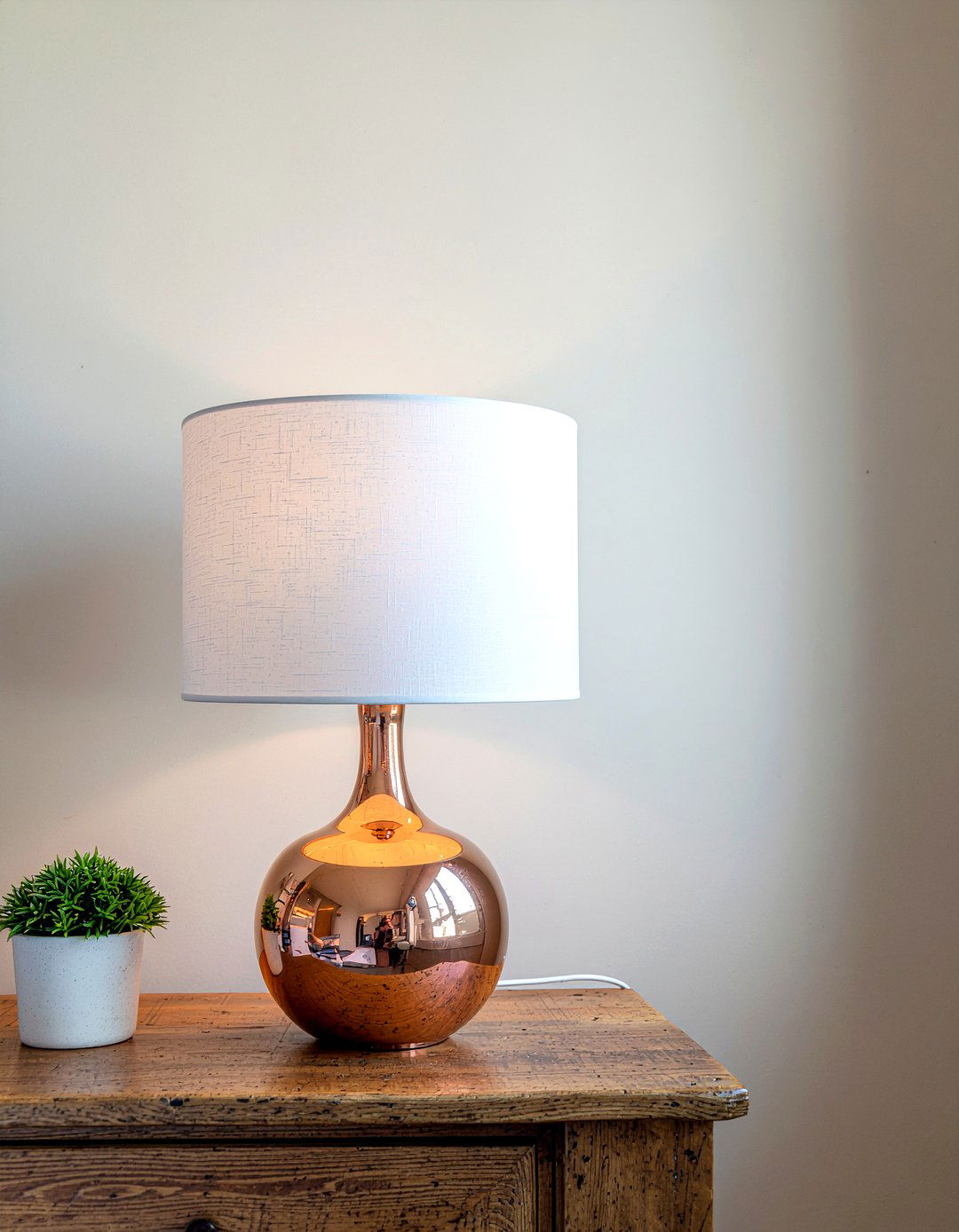 Copper table lamp - 30 rustic bedroom ideas