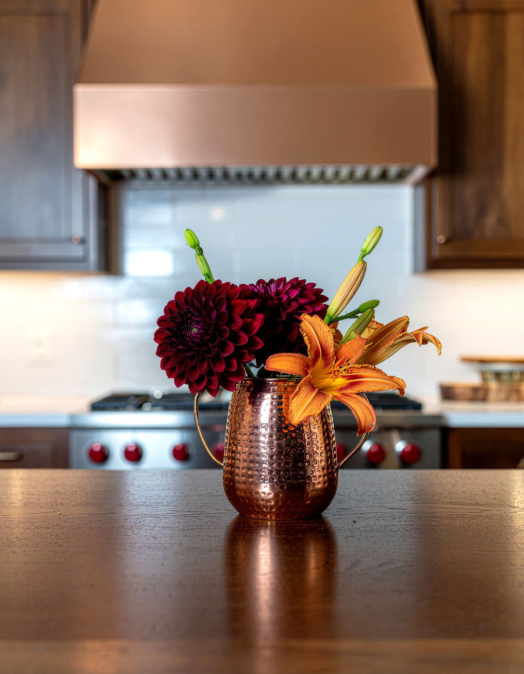 Copper vase kitchen flower styling - 30 kitchen flower arrangement ideas
