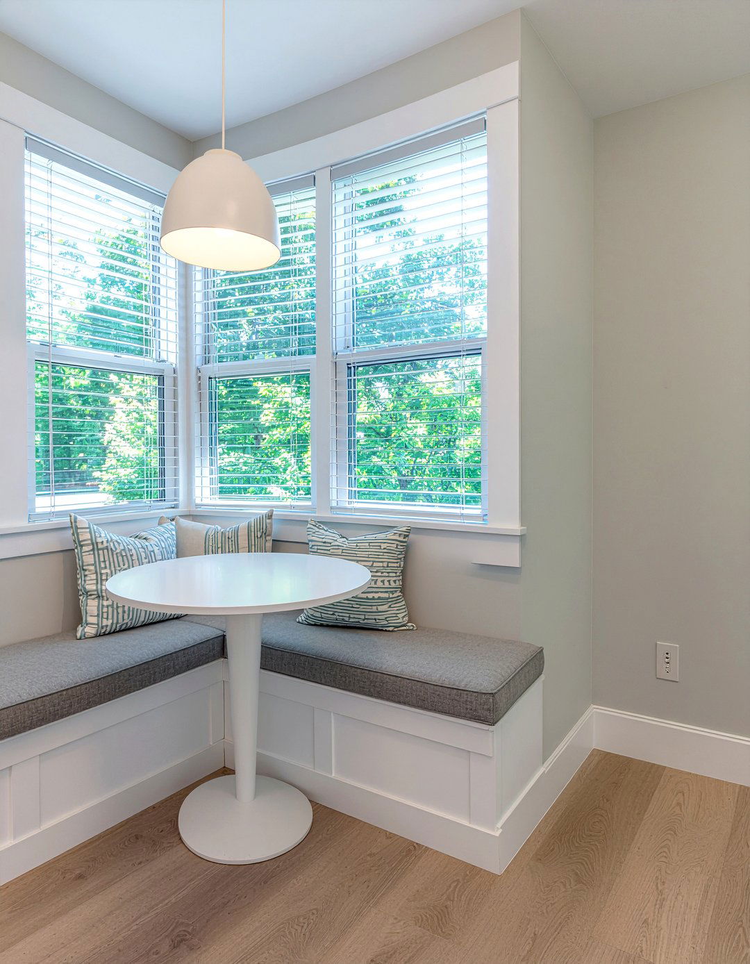 Corner Breakfast Nook - 30 affordable dining room ideas