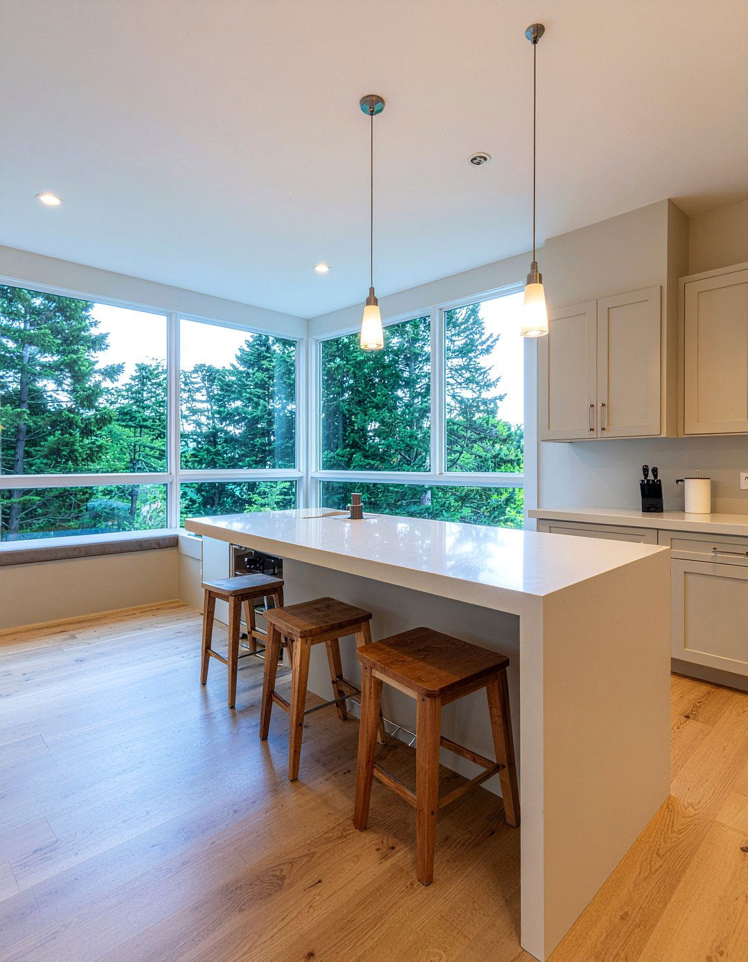 Corner Windows - 30 light-filled kitchen ideas