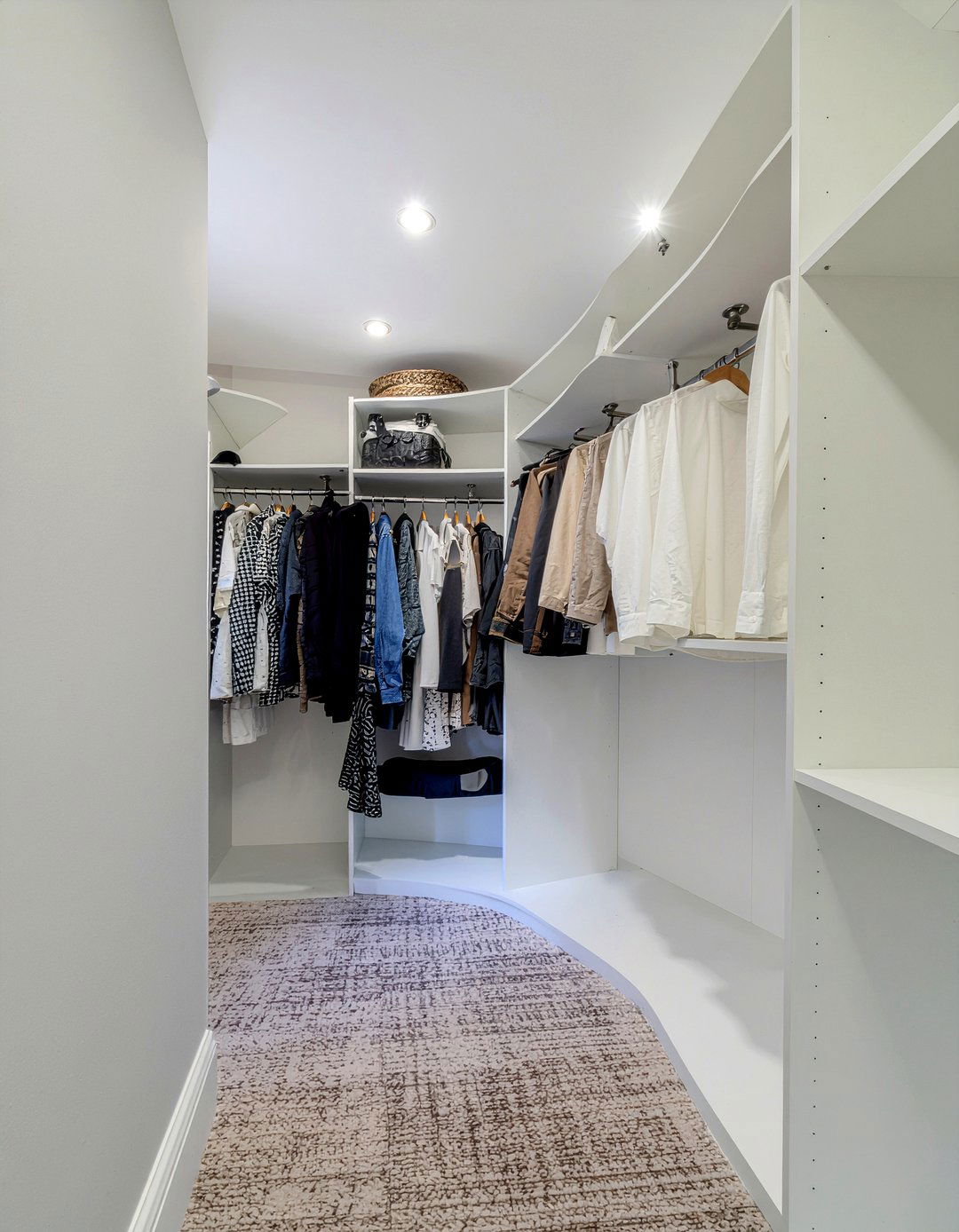 Corner closet layout - 30 bedroom reach-in closet ideas