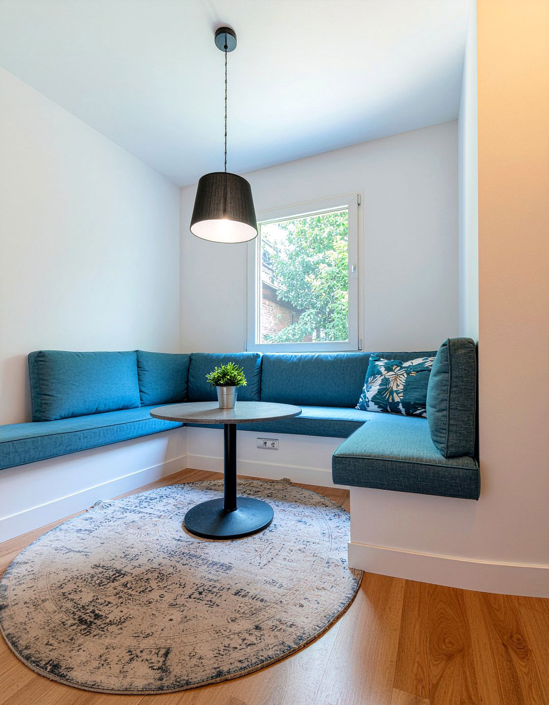 Corner dining nook - 30 renter-friendly dining room ideas