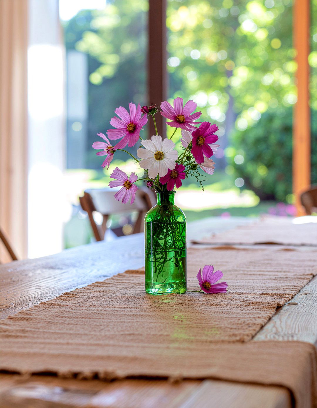 Cosmos Floral Centerpiece - 30 dining room fresh flower ideas