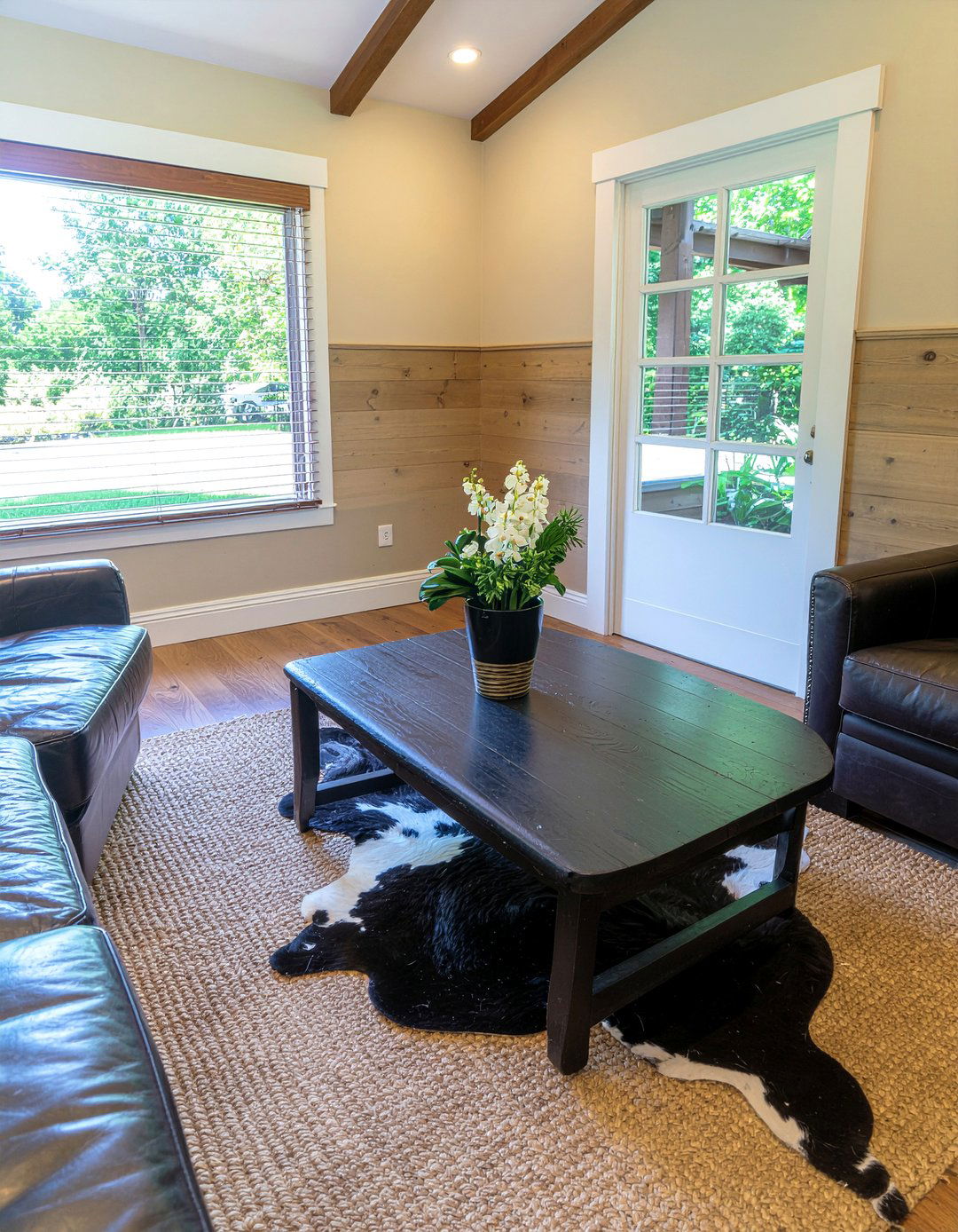 Cowhide Area Rug - 30 living room lodge furniture ideas